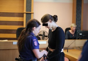 Kutnohorská zubařka Magdalena Š. stanula před soudem kvůli podezření z vraždy. (4. duben 2023)