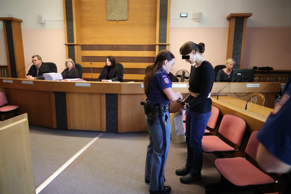 Kutnohorská zubařka Magdalena Š. stanula před soudem kvůli podezření z vraždy (4. duben 2023).