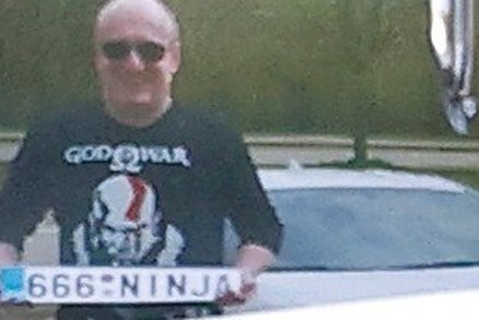 Léčitel Richard (†50) pózuje s poznávací značkou "666 NINJA" před sportovním vozem, který si na jeho doporučení Magdalena i Irena pořídily.
