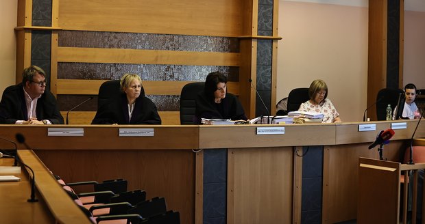 Zubařka Magdalena Š. a učitelka Irena S. u městského soudu v Praze