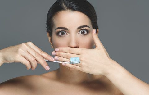 Jak pečujete o zubní kartáček? Tyto chyby vás mohou stát zdraví!