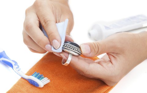 Zubní pasta je za pár kaček, ale „všechno“ s ní zvládnete: 11 triků do domácnosti!