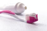 Obyčejná zubní pasta je neocenitelným pomocníkem v domácnosti.