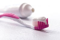 14 skvělých využití pro zubní pastu. Odstraní skvrny, vybělí podrážky i vyleští šperky