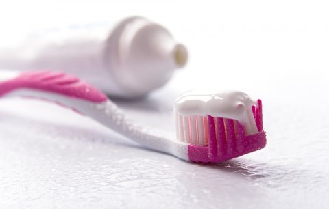 14 skvělých využití pro zubní pastu. Odstraní skvrny, vybělí podrážky i vyleští šperky
