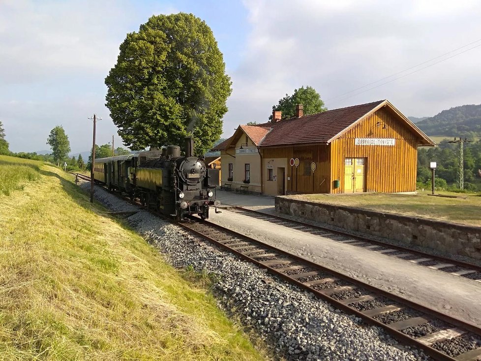 Páni kluci začínají i končí na nádraží z roku 1890 v Zubrnicích na Ústecku. Zubrnická museální železnice tu pravidelně pořádá setkání fanoušků vlaků i filmu.