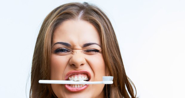 Ve vlhku mezi štětinkami zubního kartáčku se množí nebezpečné bakterie.