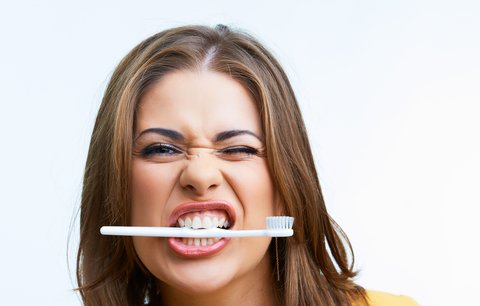 6 hrozeb pro zuby: Ničí je špatné čištění i okusování tužek