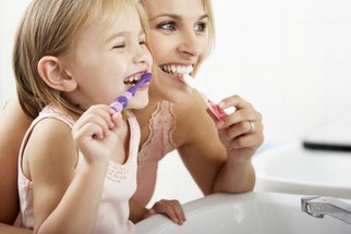 Jak vybrat kartáček a další otázky a odpovědi pro zdravé zuby