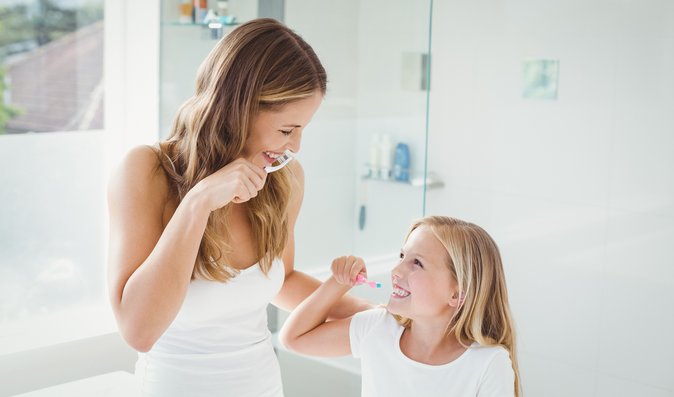 Jak si správně čistit zuby? Stomatolog ukazuje podrobný návod