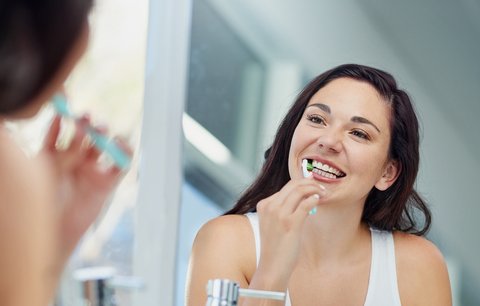 Tohle jsou čtyři největší chyby při čištění zubu! Děláte je také?