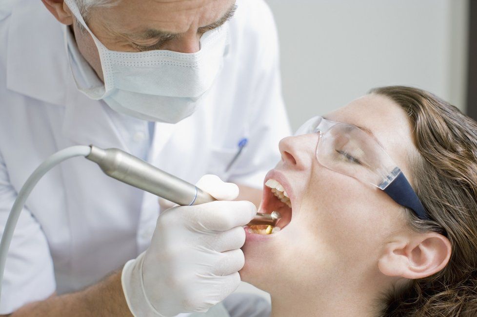Řada zubařů se drží ve velkých městech kvůli tomu, že lidé jsou tam ochotnější připlatit si za stomatologickou péči