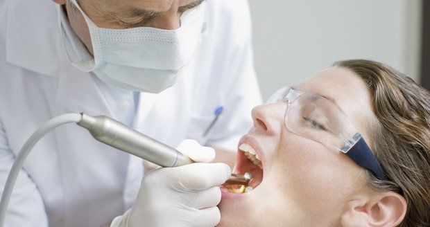 Chce-li cizinec působit v Česku jako zubař, musí složit aprobační zkoušku.