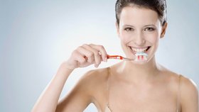 Pokud chcete mít své zuby co nejdéle zdravé, musíte se o ně řádně starat