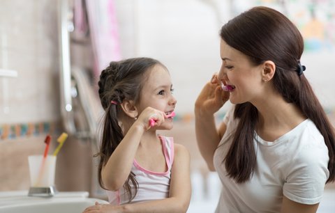 Za zubními kazy u dětí nehledejme jen sladkosti, ale také způsob čištění 