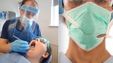 „Roušková ústa“: Zubaři v USA varují před novým problémem. Co na to Šmucler a další?