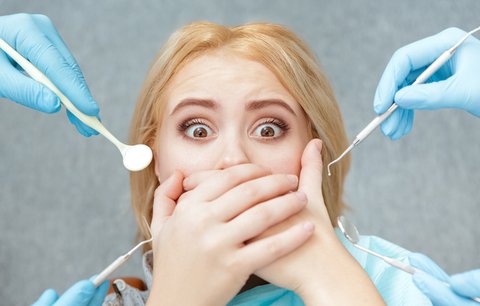 Zuby s vámi komunikují. Jak poznáte, že je s nimi něco špatně?