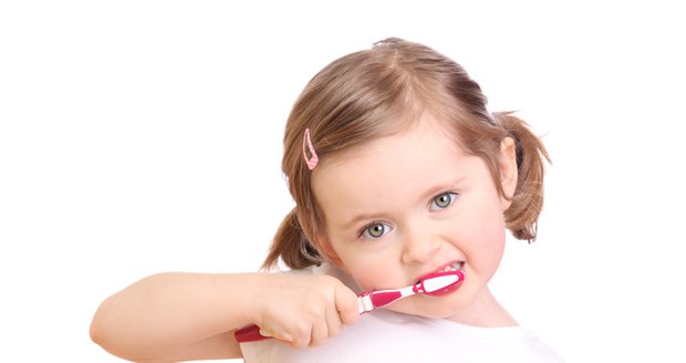 S pravidelným čistěním zubů začněte u malých dětí co nejdříve