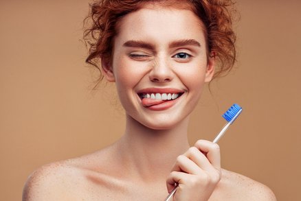 Největší mýty spojené s čištěním zubů: Víte, jak se o ně správně starat?