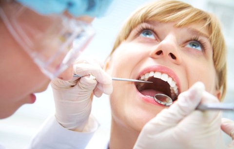Zubní kaz: čím déle trpíte, tím víc platíte
