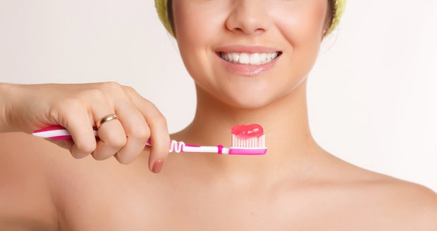 Pokud chcete mít zdravé zuby až do hrobu, musíte dodržovat zásady dentální hygieny.