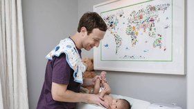 Zuckerberg jako milující táta: Sdílel fotku, jak přebaluje dcerku.