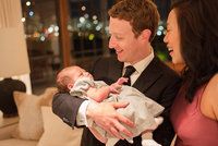 Šéf Facebooku popřál šťastný nový rok: Vyfotil se s manželkou a dcerkou Max