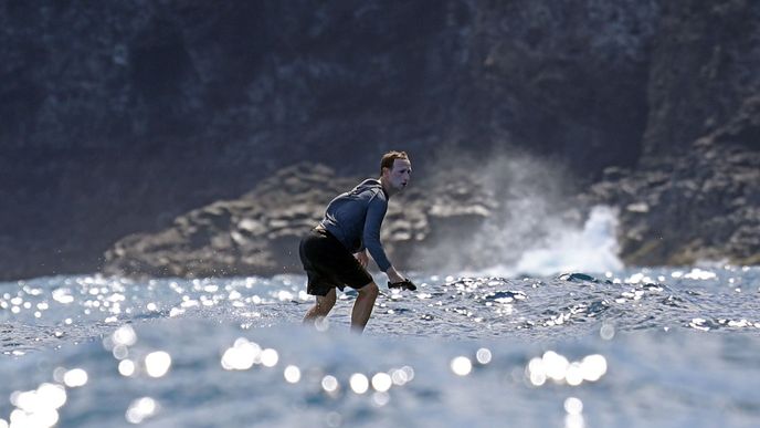Mark Zuckerberg serfuje na Havaji. Vlastní tam část ostrova Kauai včetně pláže Larsen`s beach.