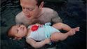 Mark Zuckerberg lajkuje své plovoucí dítě.