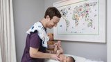 Mark Zuckerberg si bere dva měsíce otcovské dovolené. Proč?
