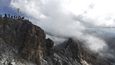 Častý výskyt lavin na severní straně je specialitou nejvyšší hory Německa, tedy Zugspitze s výškou 2962 metrů nad mořem. Donedávna se za prvního, kdo stanul na tomto vrcholu, považoval poručík Josef Naus, který jej zdolal v roce 1820. Podle mapy, jež byla později nalezena, je však pravděpodobné, že cestu na vrchol znali už v polovině 18. století.