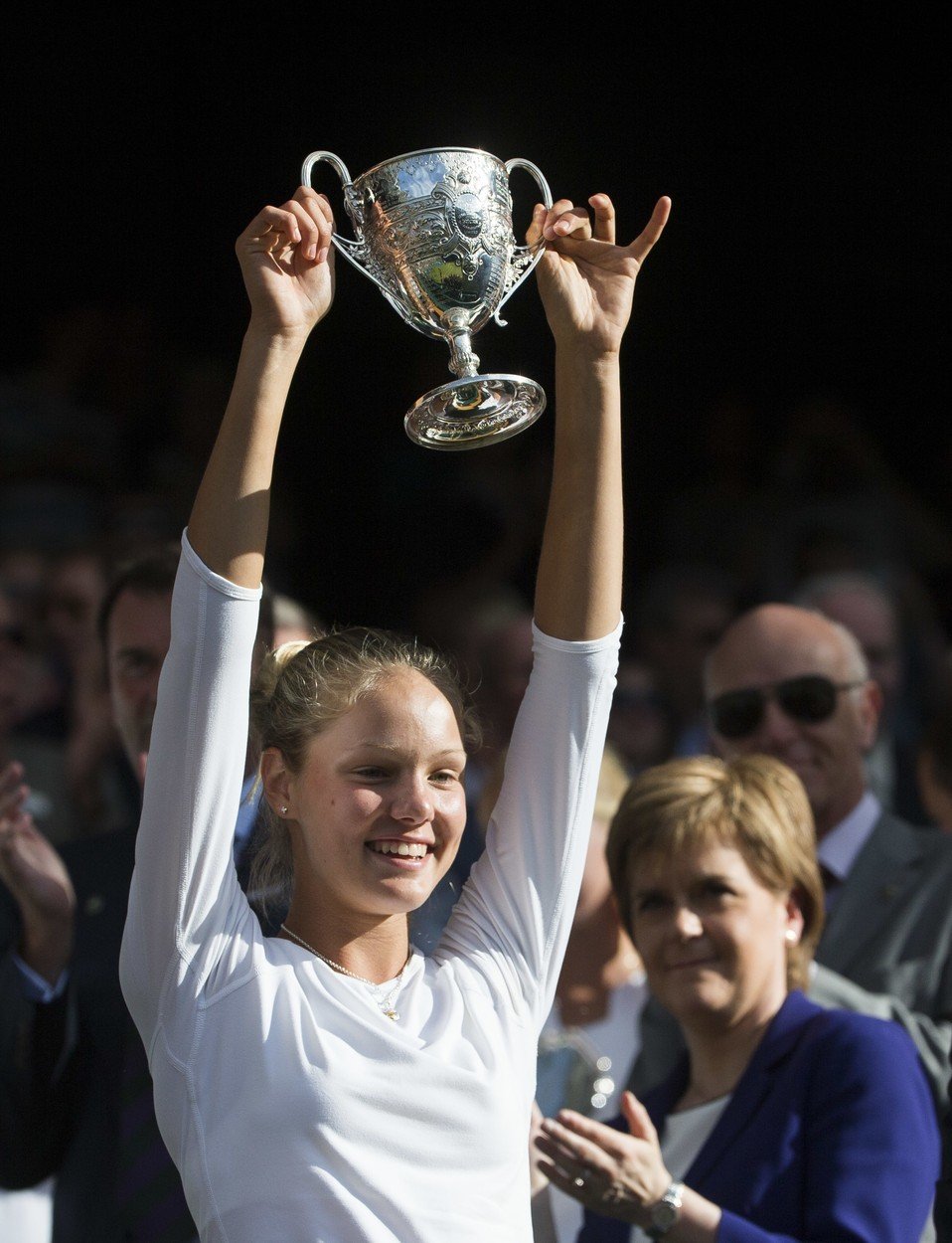 Sofya Žuková s trofejí pro vítězku wimbledonské juniorky