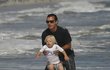 Gavin Rossendale nese kuckajícího syna na břeh.