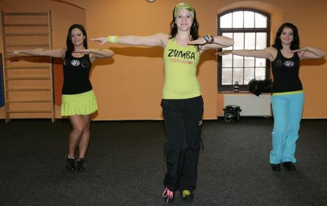 Zumba patří v současné době mezi nejoblíbenější fitness tance. Instruktorka Monika Delawská (na snímku uprostřed) má s tímto sportem bohaté zkušenosti, které předává dál.