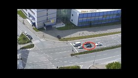 Zuřivec, kterého hledala policie, rozbil na křižovatce v Brně jinému řidiči okénko. Prý jel moc pomalu.