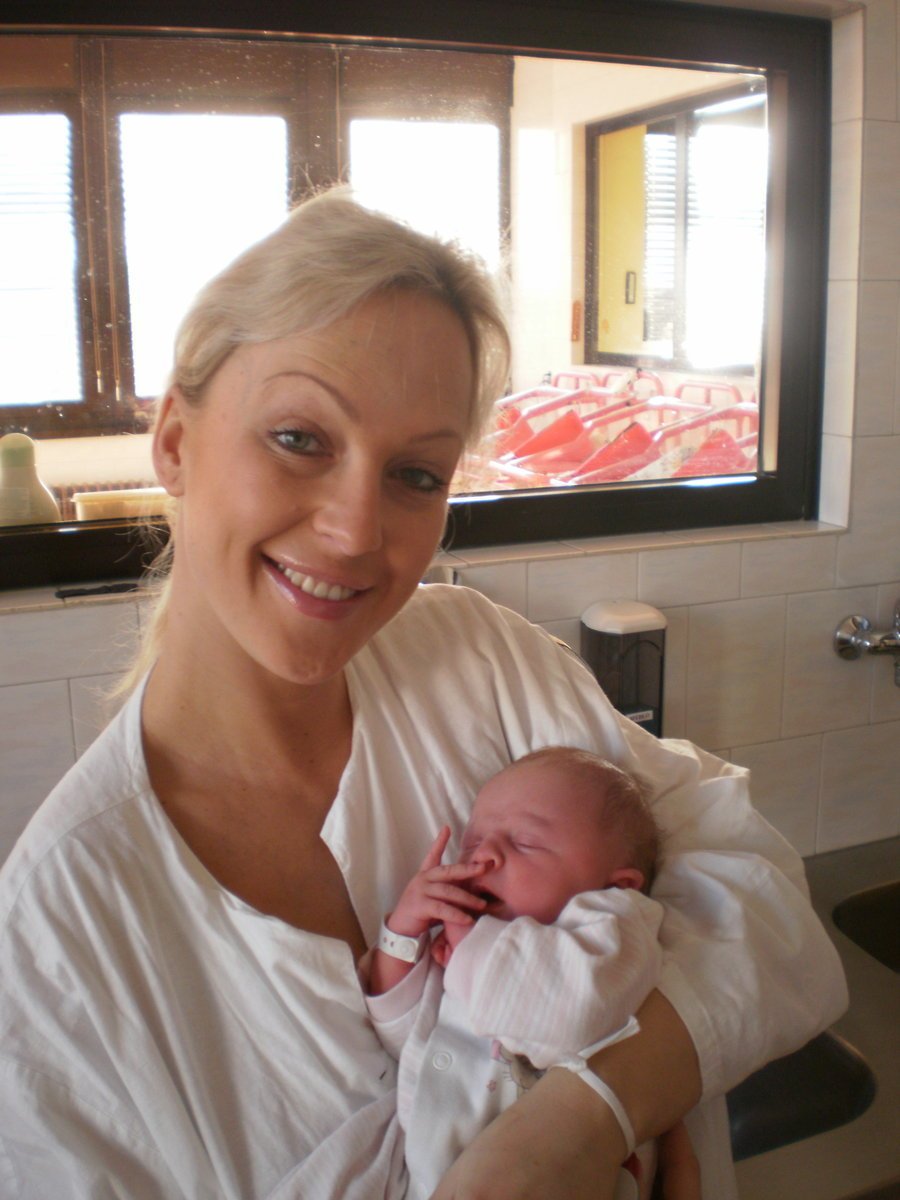 Zuzana Belohorcová krátce po porodu zapózovala se svou prvorozenou dcerou.