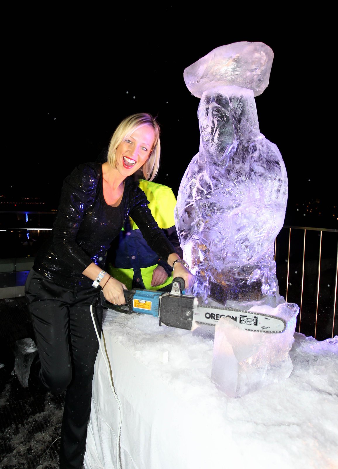 Křehká Zuzana Belohorcová si vyzkoušela vyřezávání ledových soch motorovou pilou.