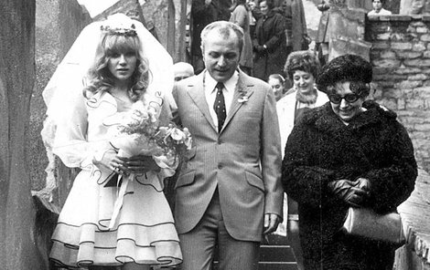 1968: Svatba režiséra Jána Roháče a herečky Zuzany Burianové na Karlštejně.