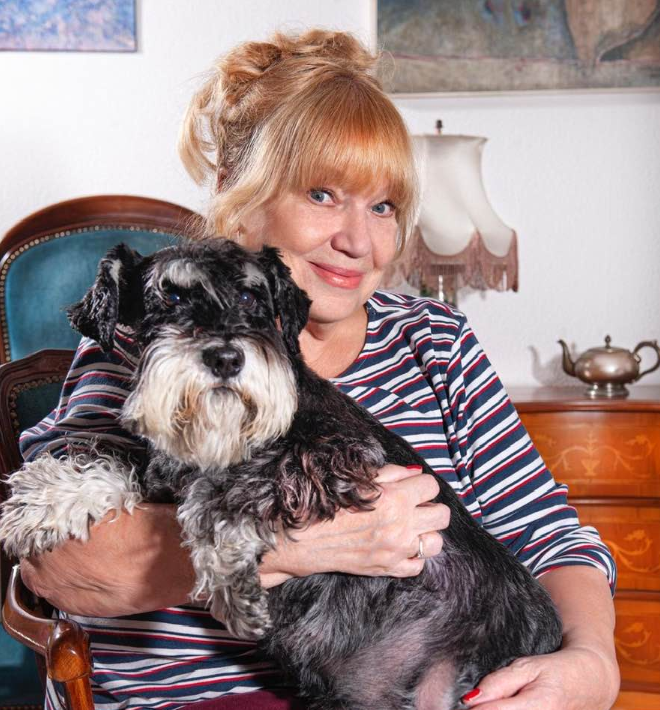 Zuzana Burianová se svým psím mazlíčkem.