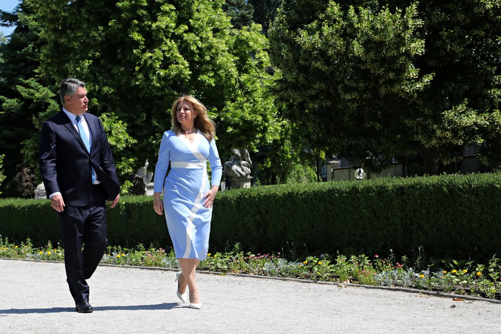 Čaputová v modrých šatech s chorvatským prezidentem Zoranem Milanovićem.