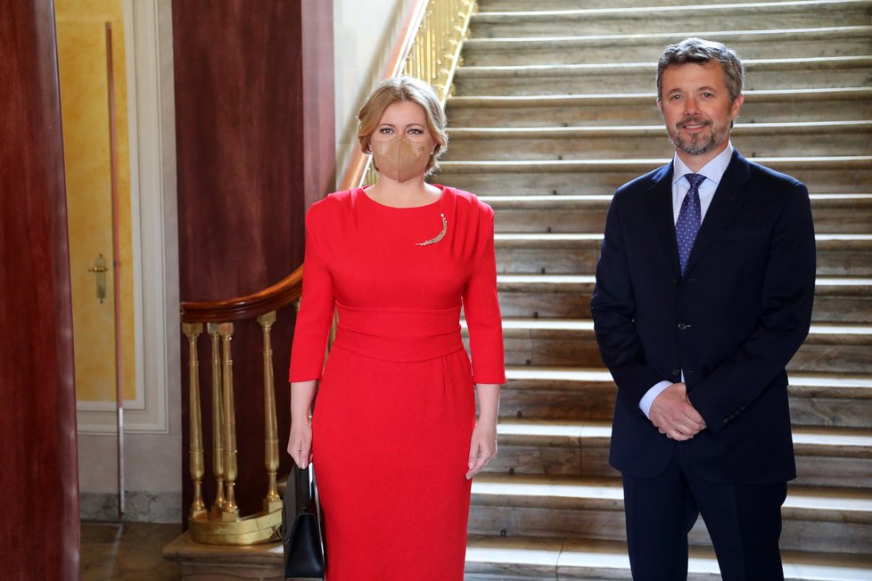 Červené šaty oblékala Čaputová při setkání s dánským princem Frederikem.