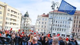 Asi stovka příznivců přivítala 10. března 2020 na Dominikánském náměstí před radnicí v Brně slovenskou prezidentku Zuzanu Čaputovou.