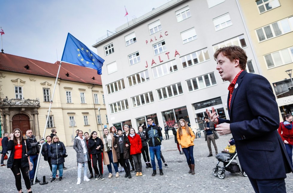 Asi stovka příznivců přivítala 10. března 2020 na Dominikánském náměstí před radnicí v Brně slovenskou prezidentku Zuzanu Čaputovou.