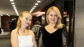 Zuzana Čaputová a Dana Droppová, jež dostala cenu za hlavní ženskou roli ve filmu Služka (26. 4. 2024).