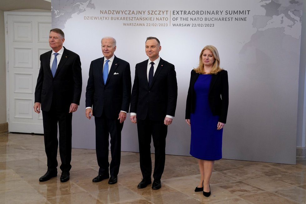 Jednání skupiny B9 ve Varšavě: Prezident Rumunska Klaus Iohannis, americký prezident Joe Biden, polský prezident Andrzej Duda a slovenská prezidentka Zuzana Čaputová (22.2.2023)