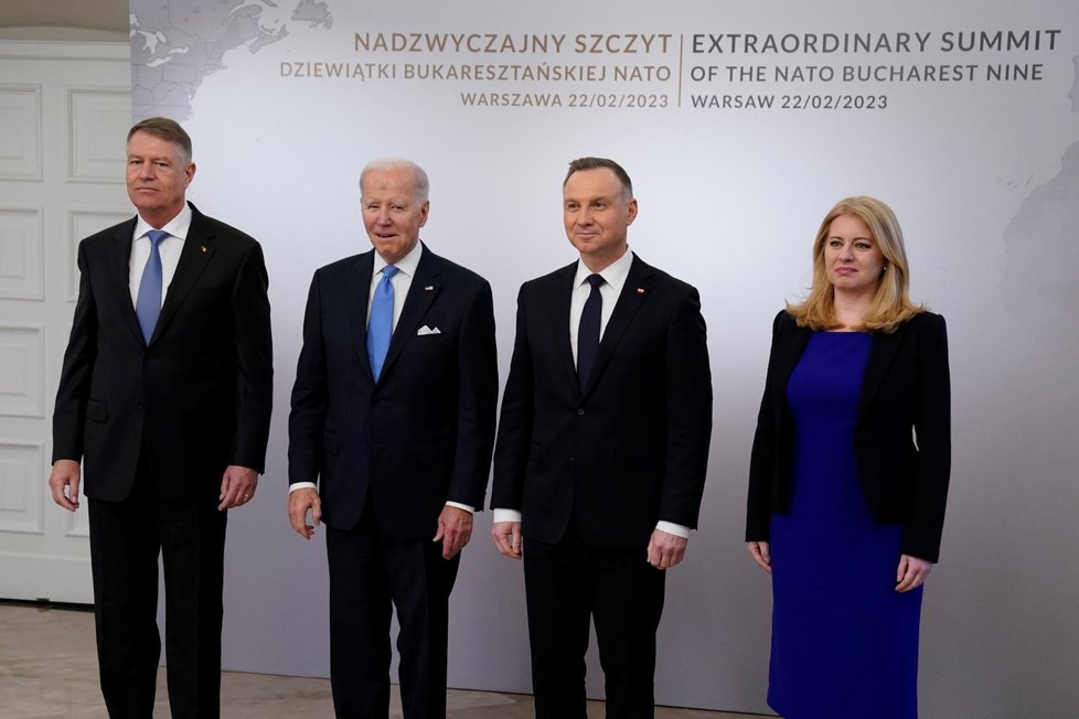 Jednání skupiny B9 ve Varšavě: Prezident Rumunska Klaus Iohannis, americký prezident Joe Biden, polský prezident Andrzej Duda a slovenská prezidentka Zuzana Čaputová (22.2.2023)