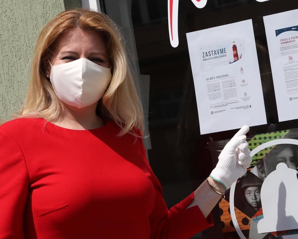 Slovenská prezidentka Zuzana Čaputová v časech izolace kvůli pandemii řeší problém domácího násilí.