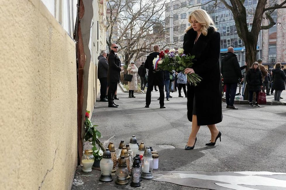 Zuzana Čaputová uctila památku zesnulého novináře Kuciaka a setkala se s jeho rodinou (21. 2. 2024)