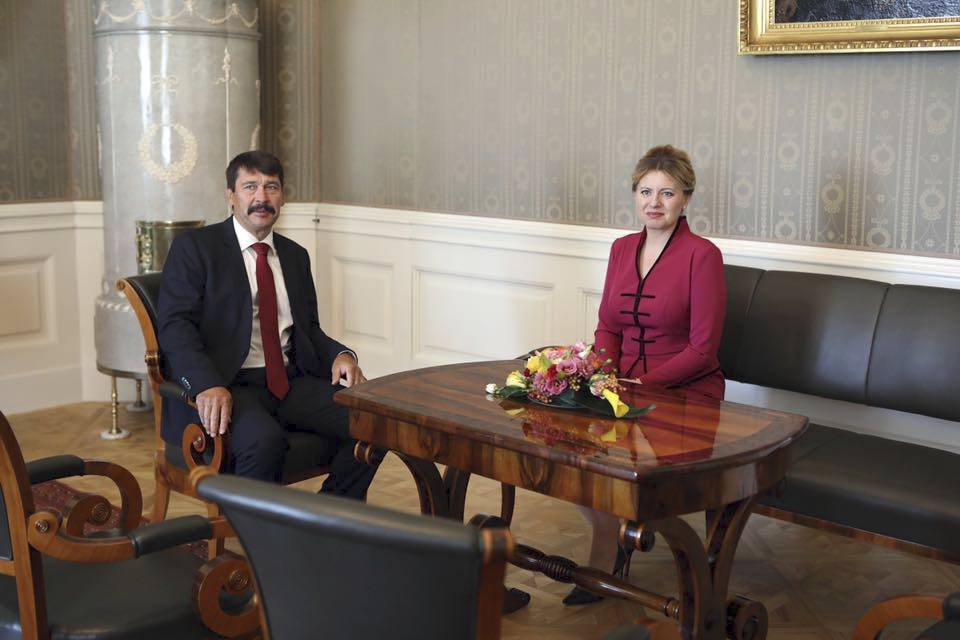 Zuzanu Čaputovou na její státní návštěvě Maďarska vítal její protějšek János Áder
