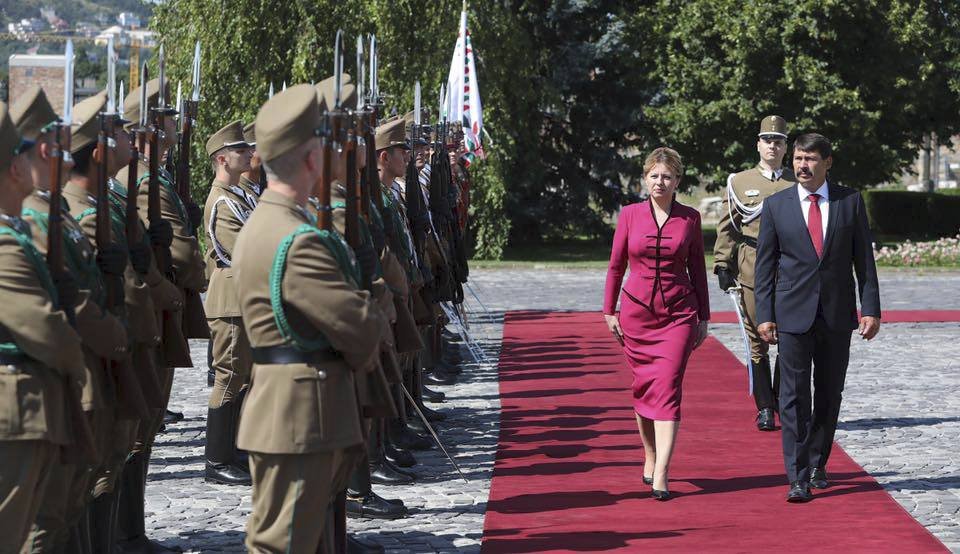 Zuzanu Čaputovou na její státní návštěvě Maďarska vítal její protějšek János Áder.